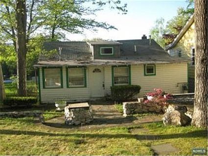 2nd image of 105 Lakeview Ave
