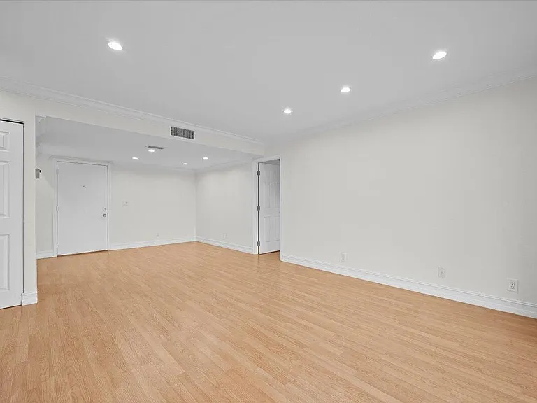 190 Lake Evelyn Dr #190 — Photo 5