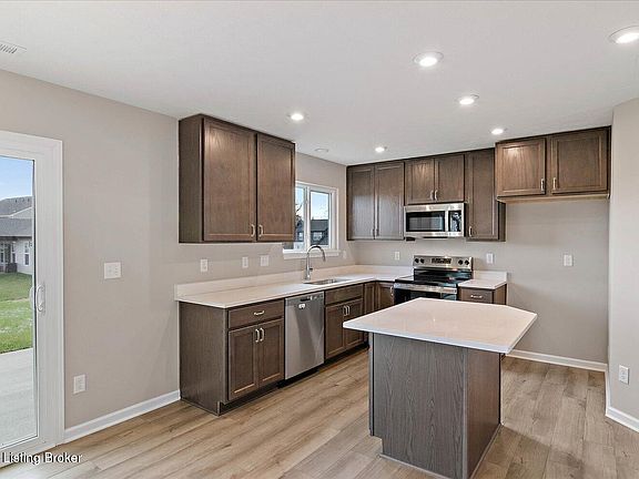 4th image of 133 Sunflower Blvd