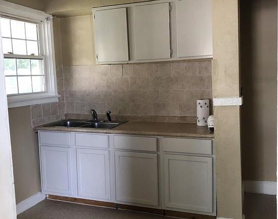 5th image of 2771 Barron Ave