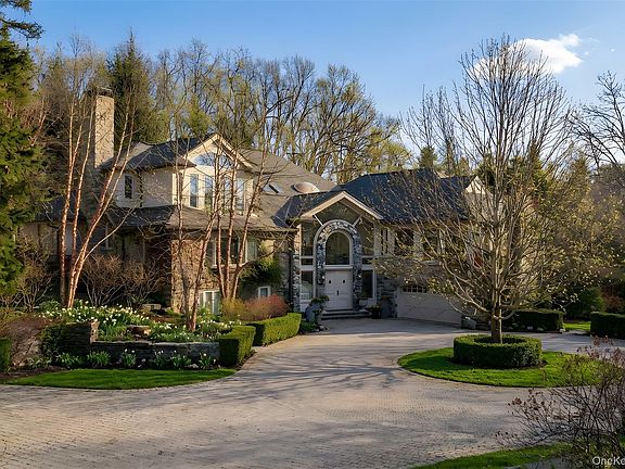 3rd image of 150 Old Farm Road N