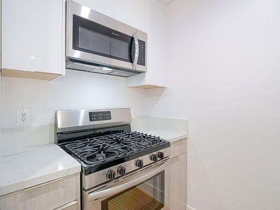 1BR1BA Kitchen - Stainless steel appliances