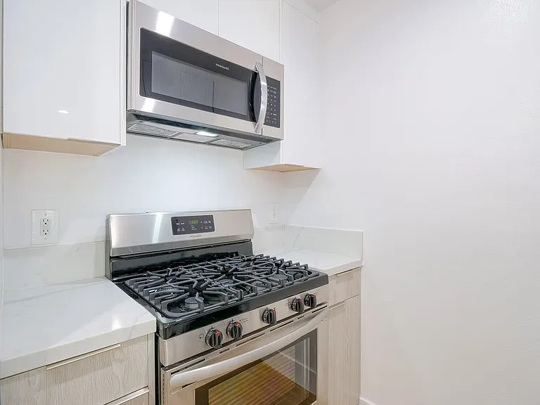 1BR1BA Kitchen - Stainless steel appliances