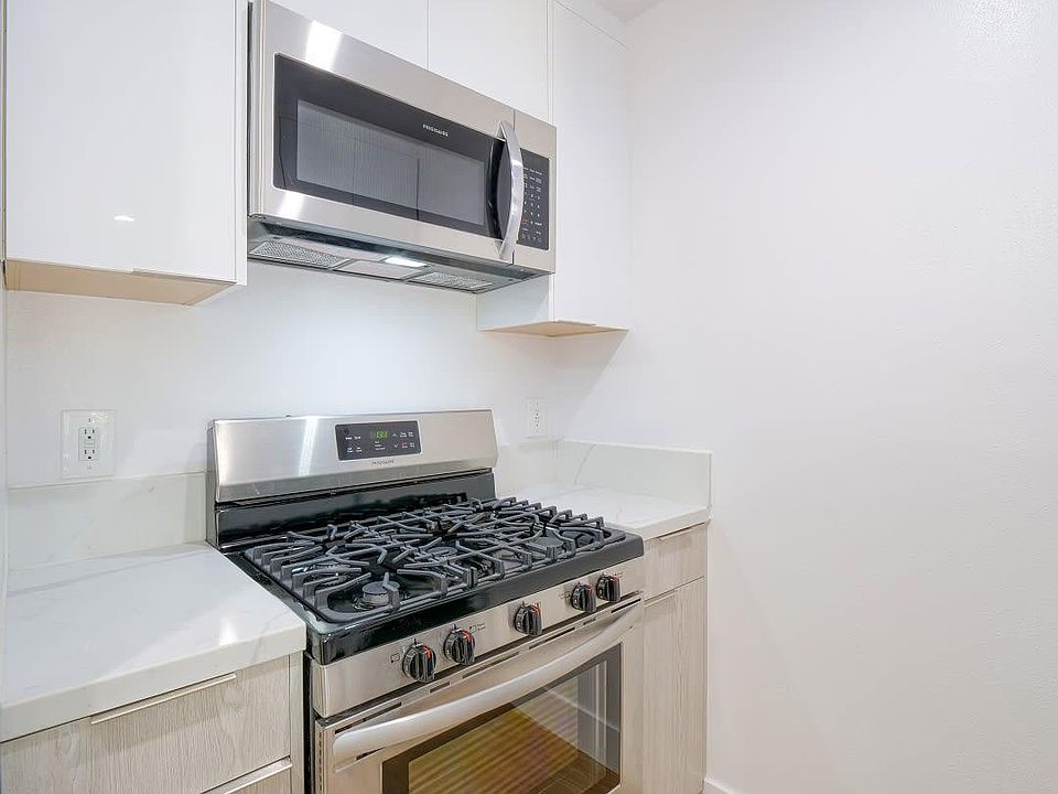 1BR1BA Kitchen - Stainless steel appliances