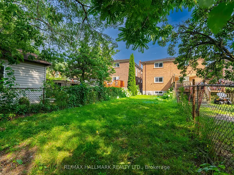 402 Kingston Rd — Photo 28
