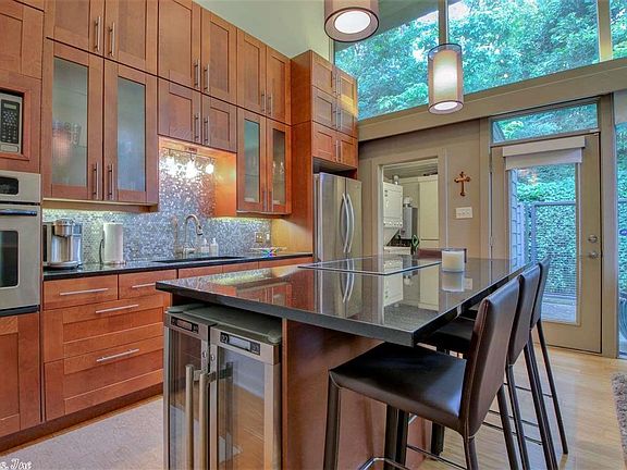 4th image of 2423 Kavanaugh Blvd #4