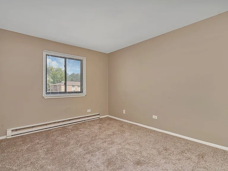 Lakeside Village Apartments — Photo 46