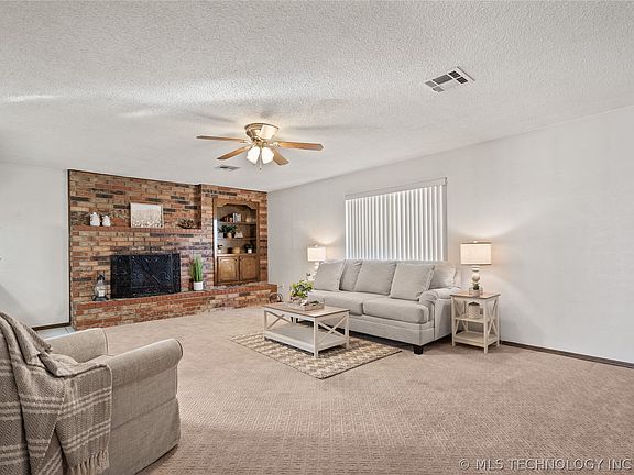 4th image of 3133 Woodside Dr