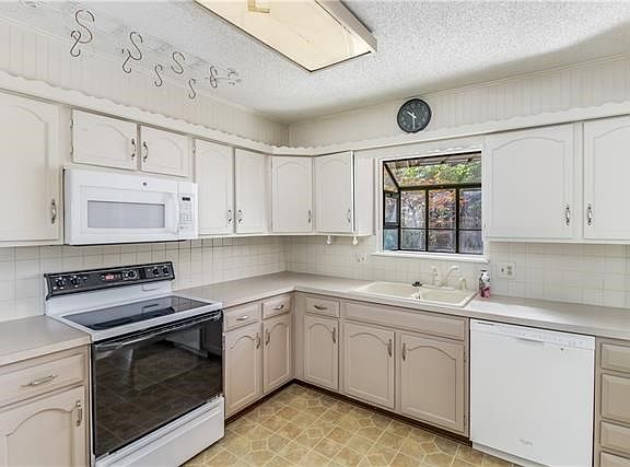 4th image of 512 NW Brett Cir