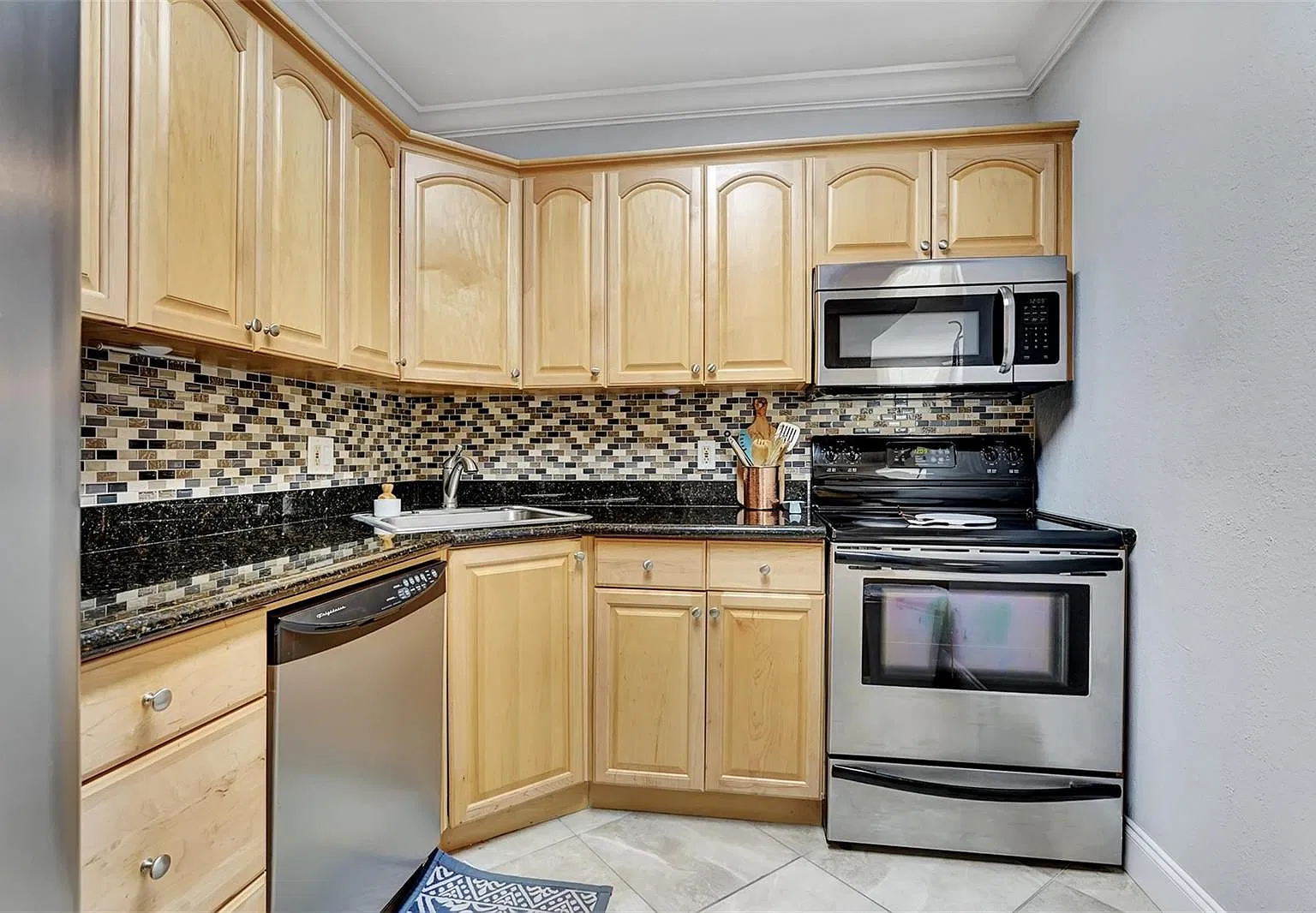 2 bed, 925 sqft, $2,200 — Photo 2