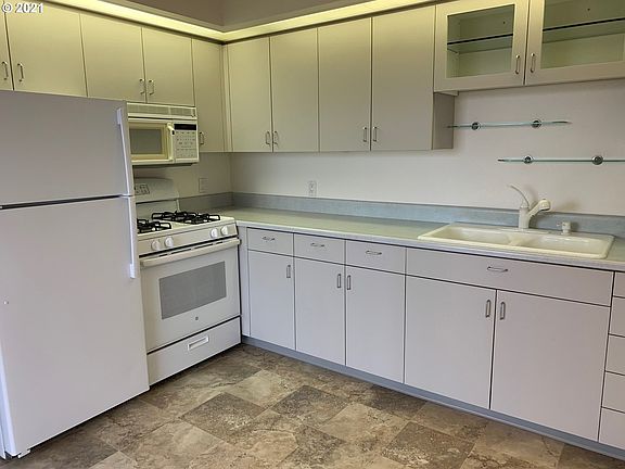 5th image of 2101 E 6th St #2101