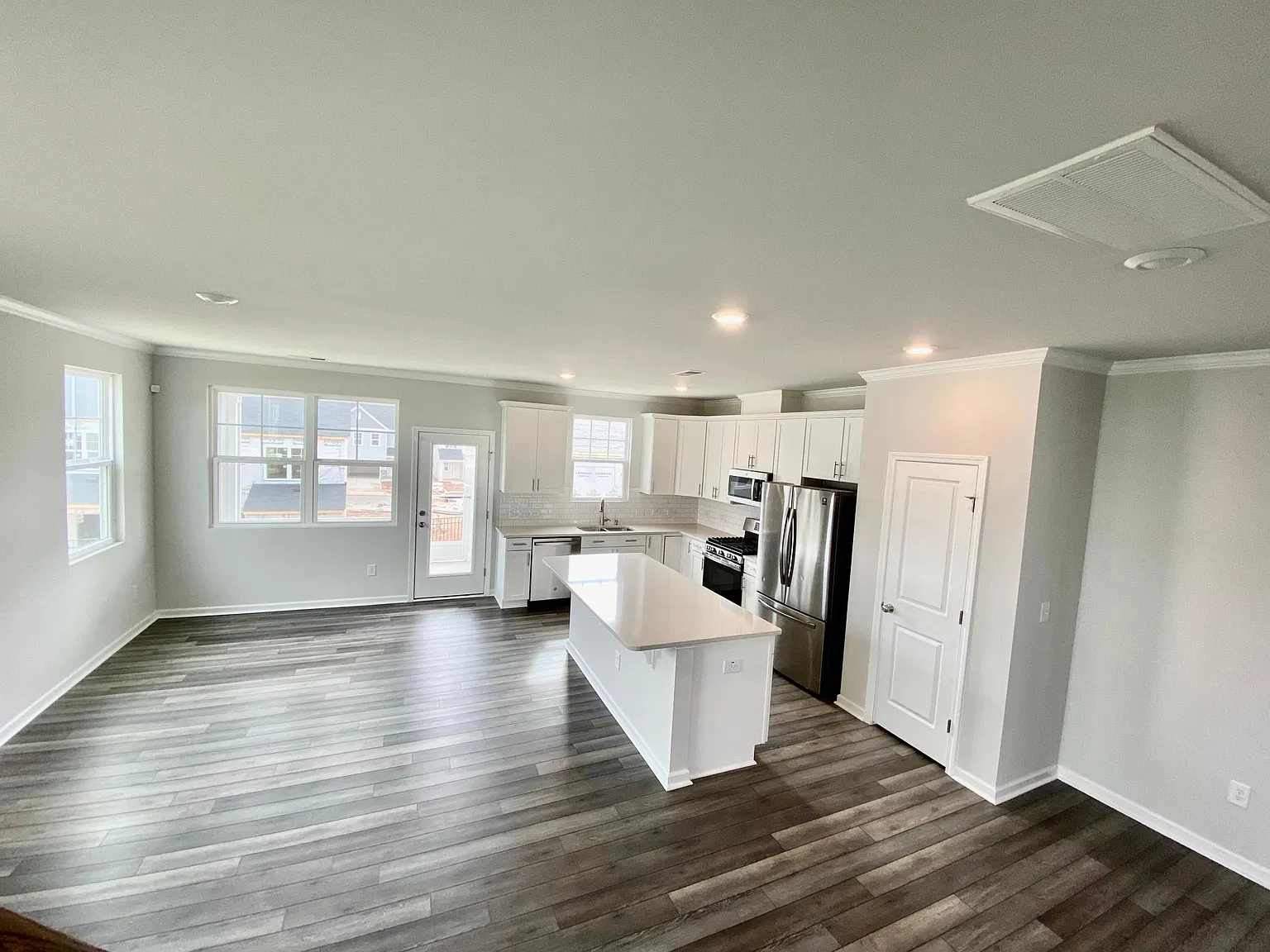 3 bed, 2.5 bath, 1700 sqft, $2,050 — Photo 4