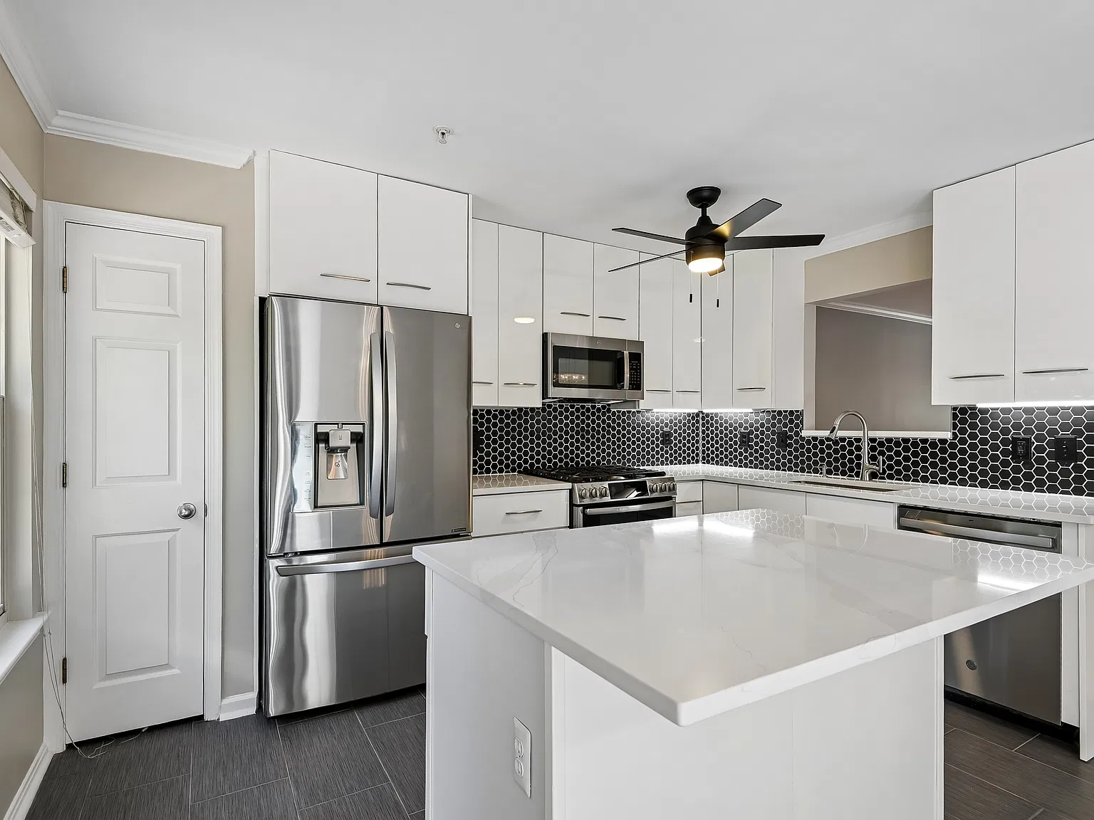 4 bed, 3.5 bath, 1957 sqft, $3,000 — Photo 4