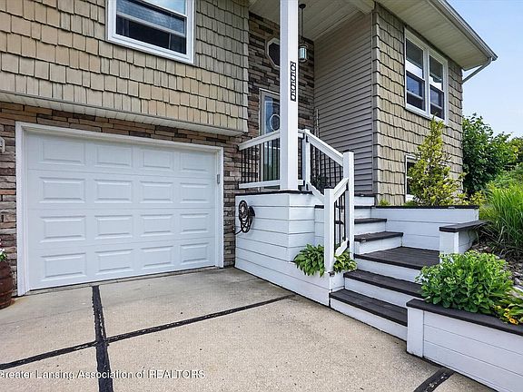 3rd image of 6555 Crestview Dr