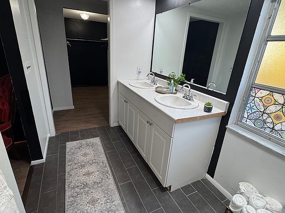 5th image of 2955 Aspinwall St