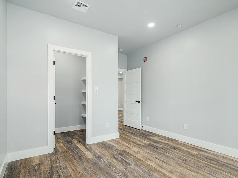 342 W Queen Ln #5 — Photo 8