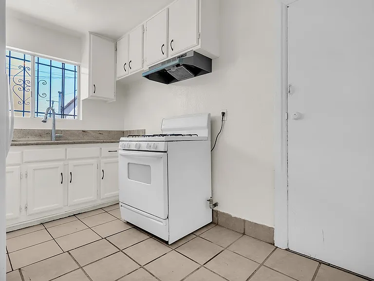 6110 Makee Ave — Photo 8