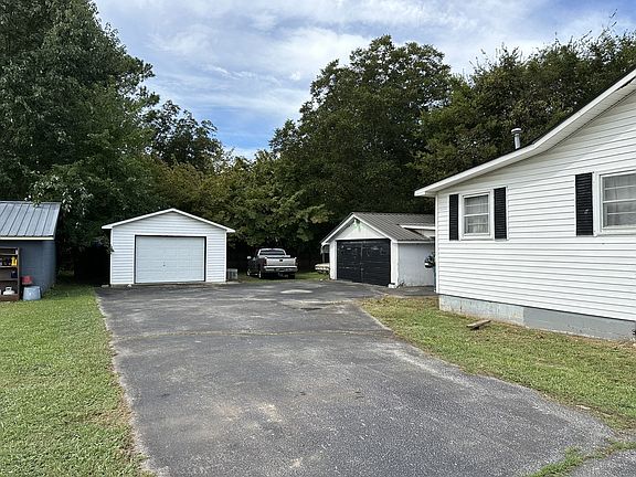 3rd image of 502 Circle Dr