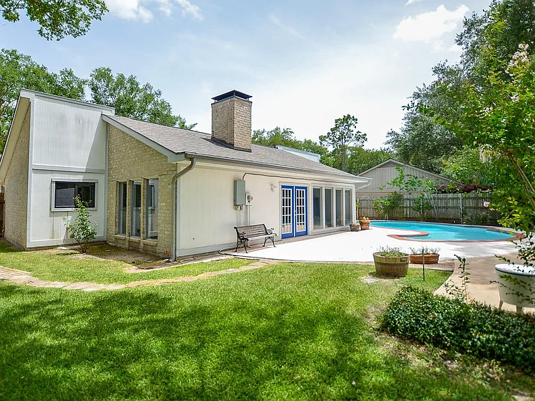 1702 Cherry Bend Dr — Photo 26