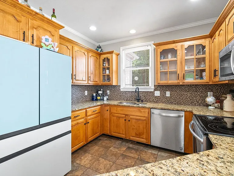 2200 Fairfax Dr — Photo 9