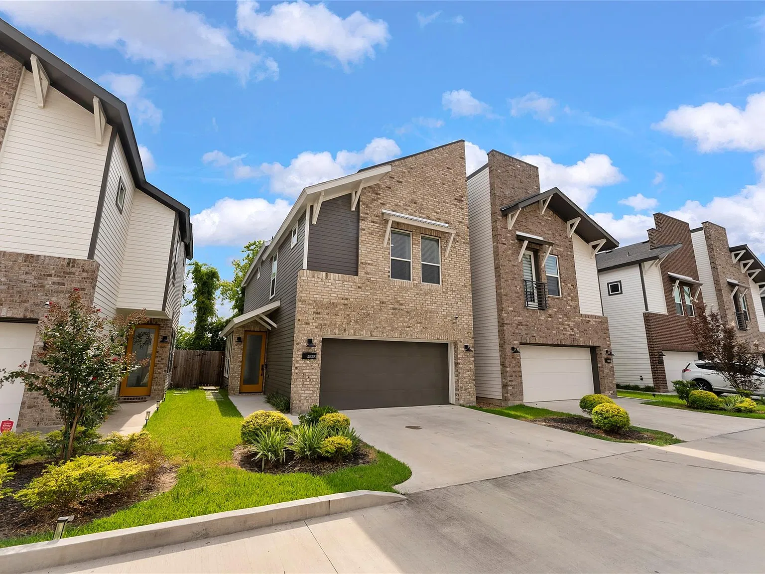 3 bed, 2.5 bath, 1750 sqft, $2,400 — Photo 2