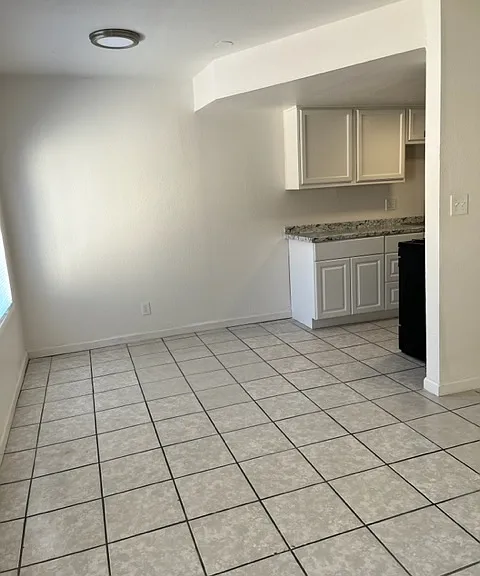 1223 N Dysart Rd #8 — Photo 2