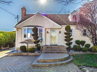 16 Ocean Ave, Bellmore, NY 11710