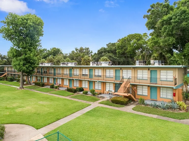 Park Apartments — Photo 6