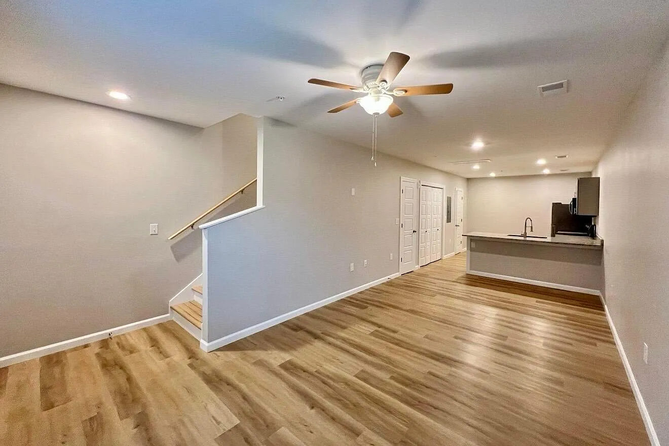 2 bed, 1.5 bath, 994 sqft, $1,495 — Photo 2