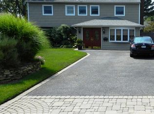 4 Kings Park Rd, Commack, NY 11725