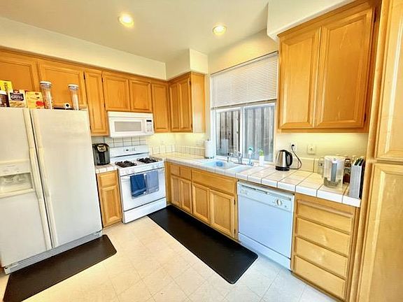 4th image of 12 Miltonia Dr