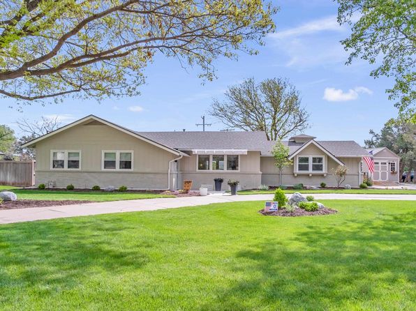 1208 Parkwood Ln, Newton, KS 67114