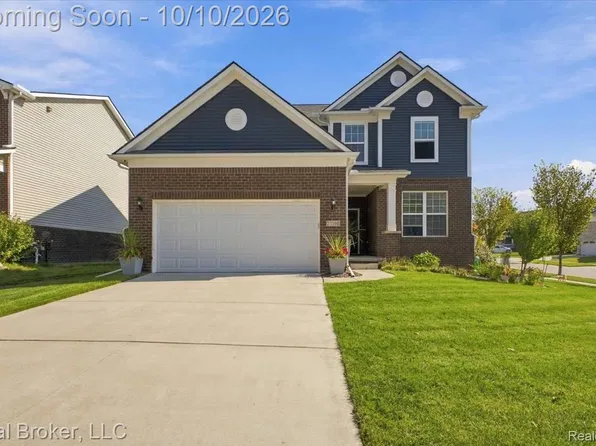 21186 Calabrese Dr, South Lyon, MI 48178