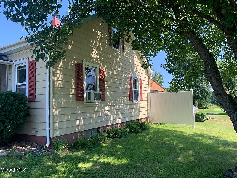 3rd image of 3668 Burgoyne Avenue