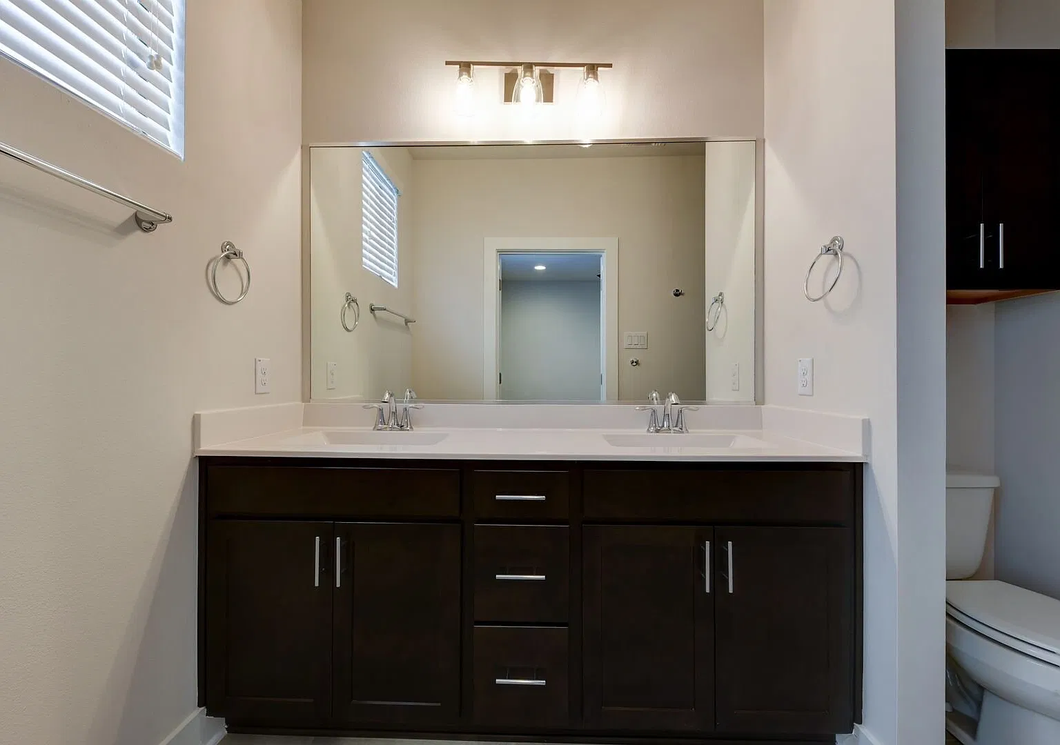 2 bed, 2.5 bath, 1257 sqft, $2,045 — Photo 3