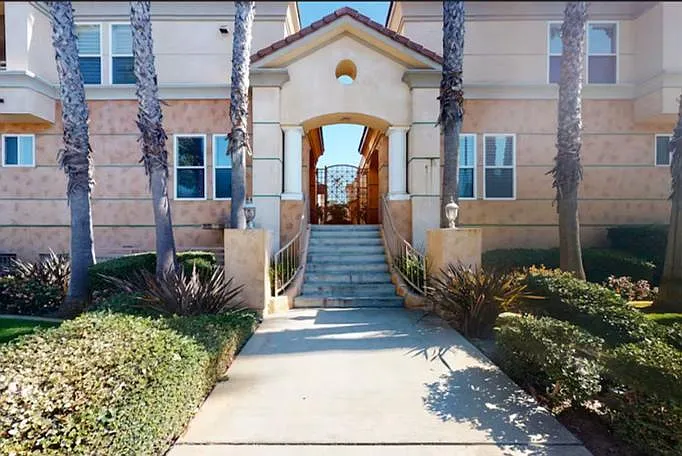 3 bed, 2.5 bath, 1850 sqft, $6,000 — Photo 2