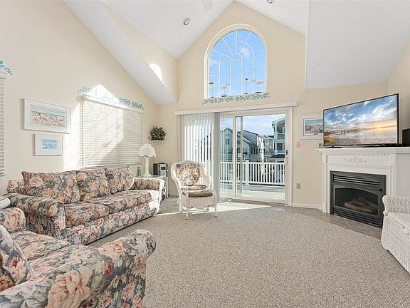 3rd image of 121 57th St E #Sea