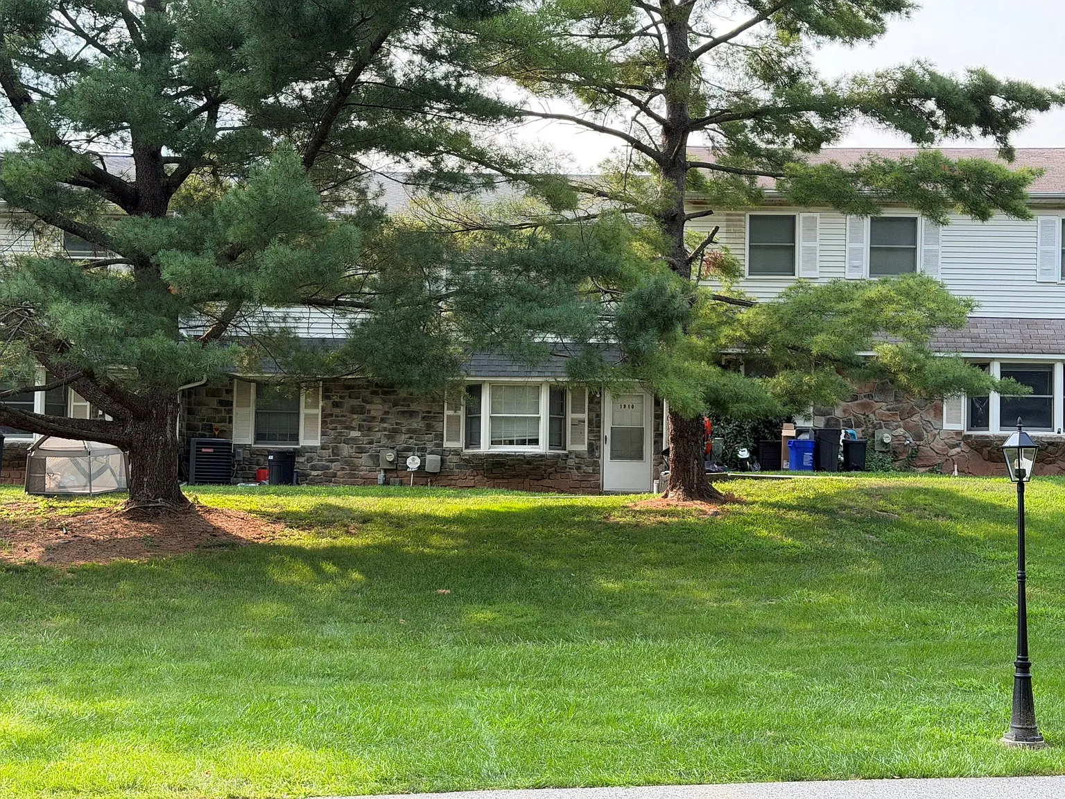 2 bed, 1.5 bath, 1300 sqft, $2,100 — Photo 2