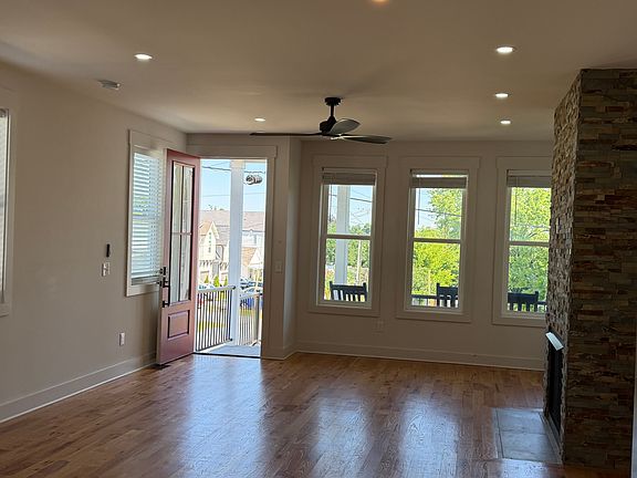 3rd image of 1600 Litton Ave