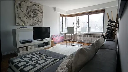 Rented by R New York