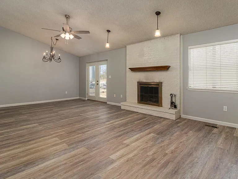 1910 Oak Hills Dr — Photo 4