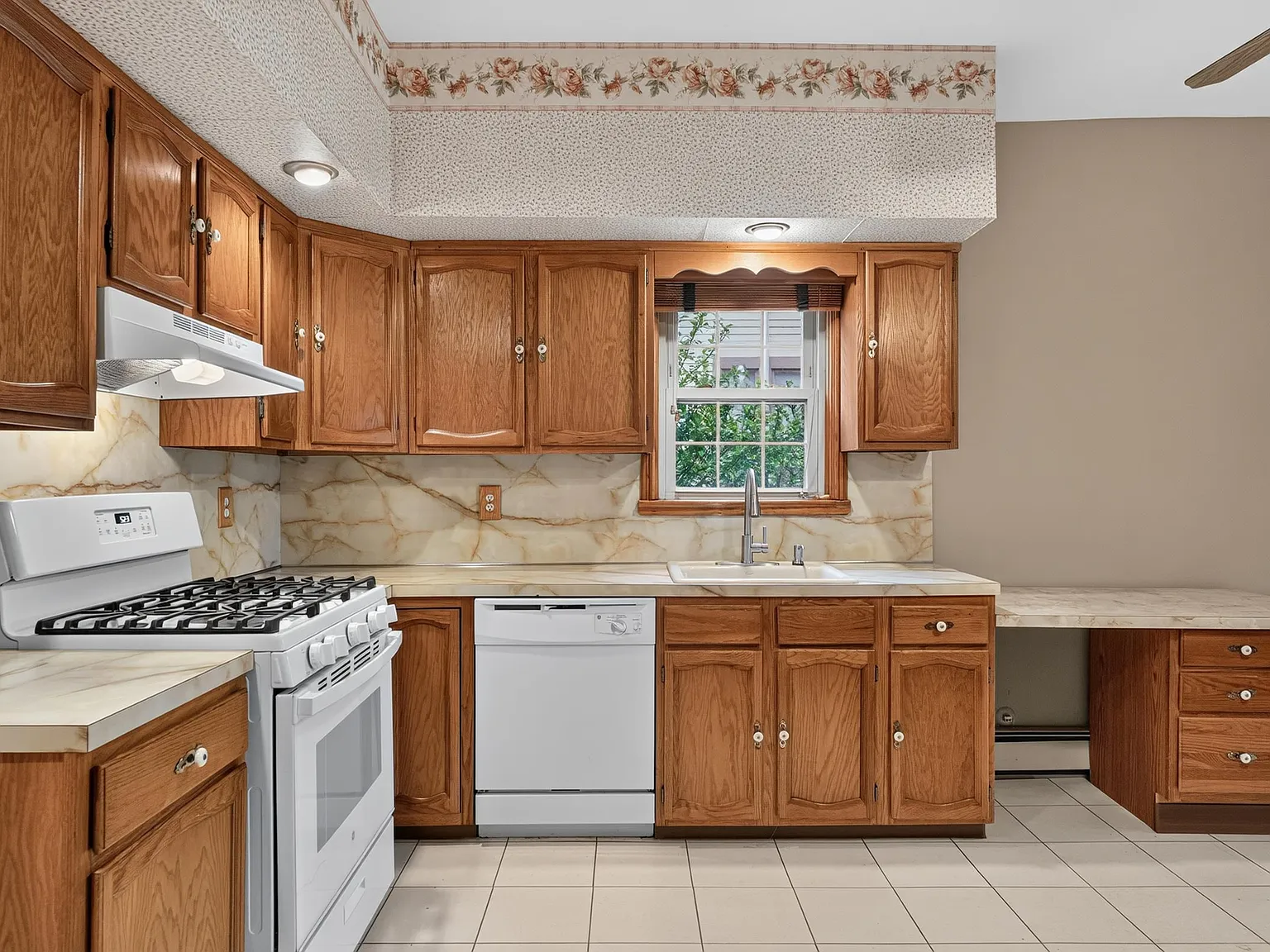 2 bed, 1.0 bath, $2,200 — Photo 4