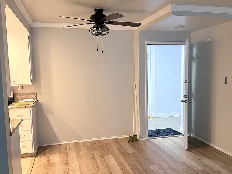 615 E Broadway — Photo 3