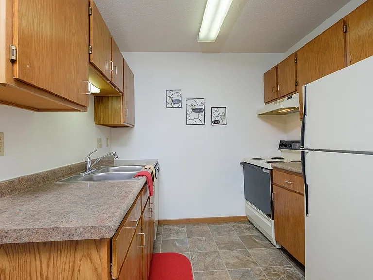 Fargo, ND Oak Court Apartments | Kitchen