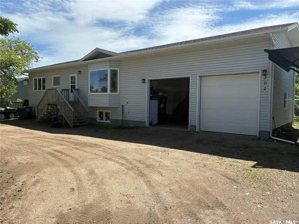 302 Centre AVENUE, Meadow Lake, SK S9X 1H2