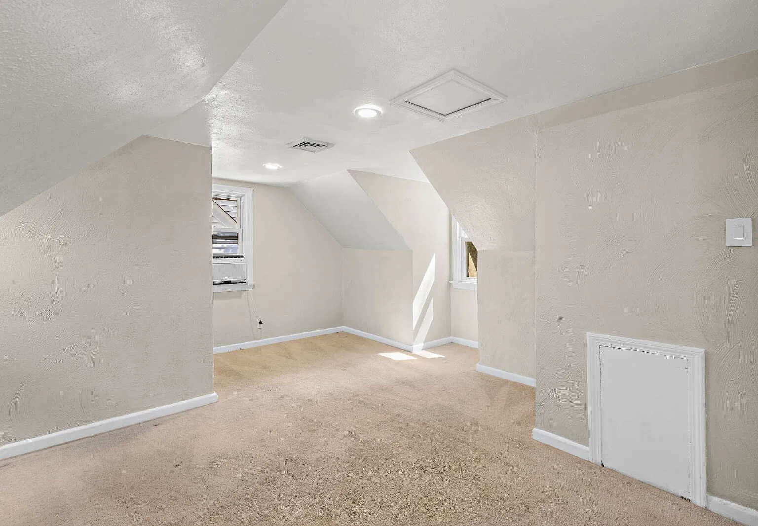 4 bed, 2.0 bath, 1500 sqft, $2,100 — Photo 2