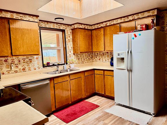 3rd image of 654 Oak Dr