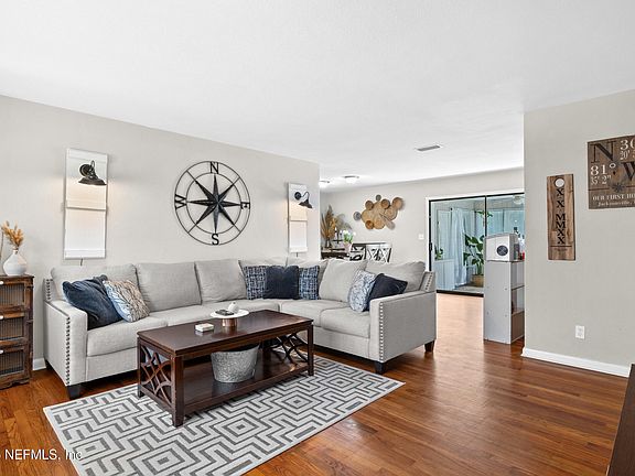 4th image of 2509 COLUMBINE Drive N