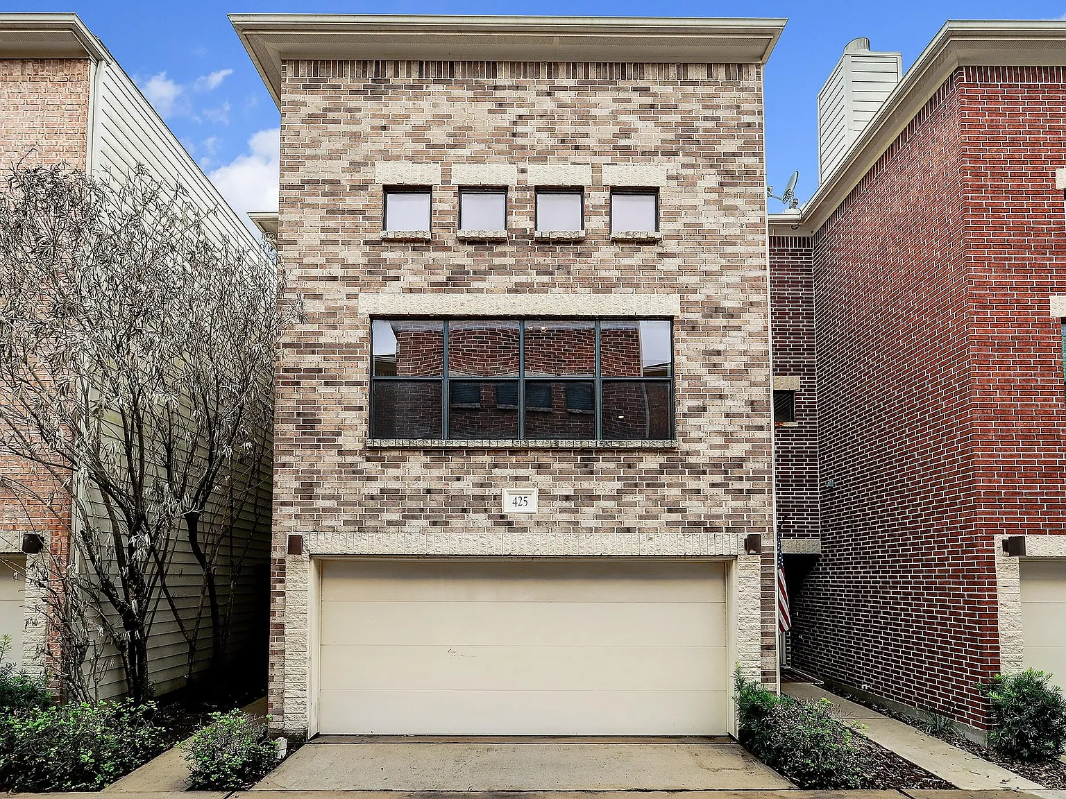 3 bed, 2.5 bath, 2097 sqft, $2,950 — Photo 2