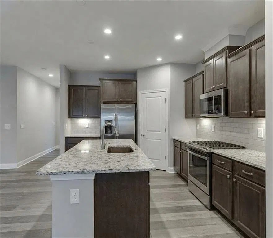 5 bed, 3.5 bath, 4652 sqft, $4,300 — Photo 3
